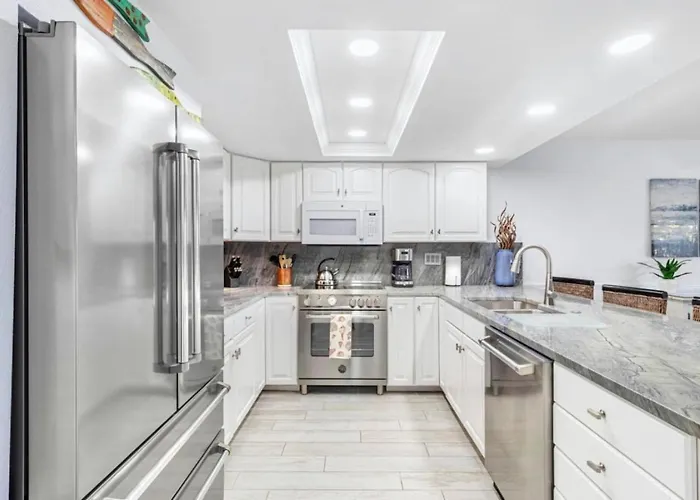 Escape To Oasis! Family Friendly, Updated Beachside With Heated Pool! Clearwater Beach