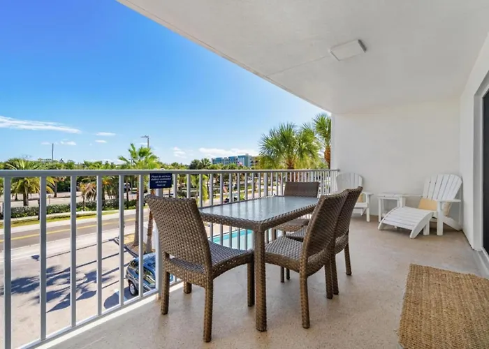 Escape To Oasis! Family Friendly, Updated Beachside With Heated Pool! Apartment